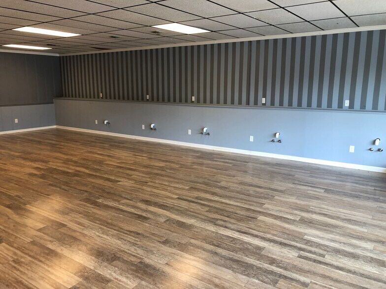 More Photos Of 1000-1099 Vendall Rd, Dyersburg General Retail For Lease