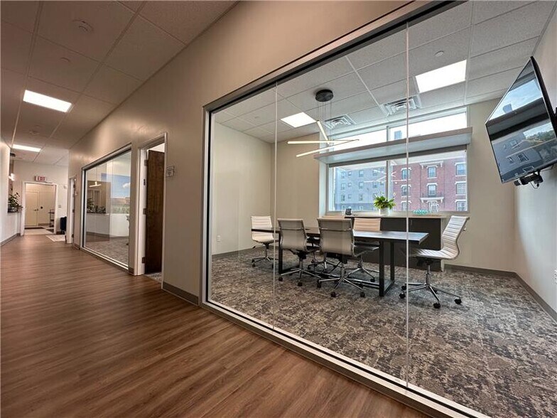 More Photos Of 1-3 E Armour Blvd, Kansas City Office For Lease