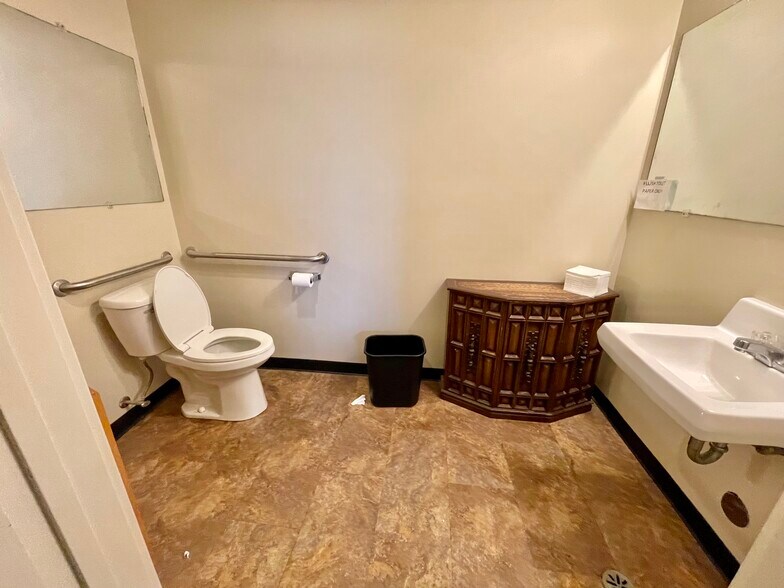 More Photos Of 120 16 1/2 St, Rock Island Office For Sale