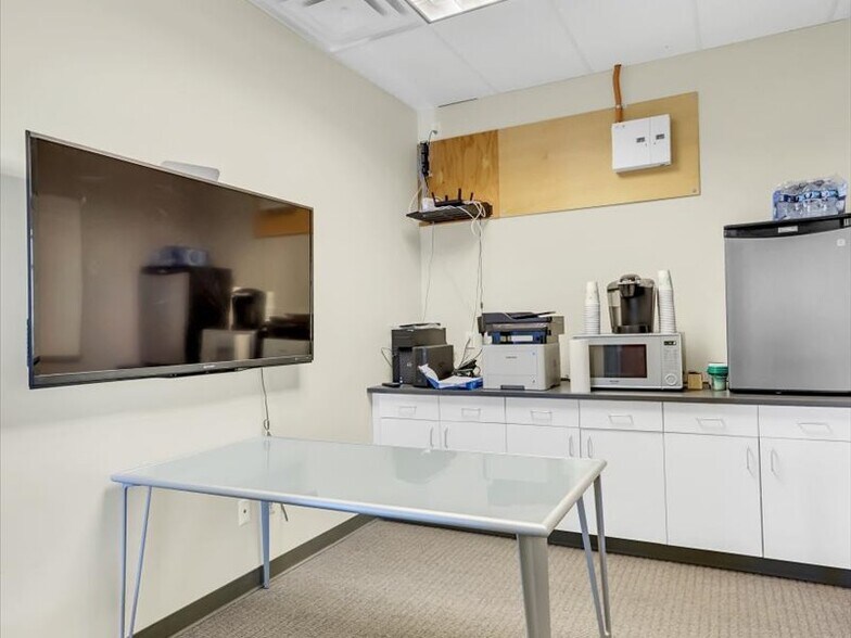 More Photos Of 8001 S InterPort Blvd, Englewood Office For Lease