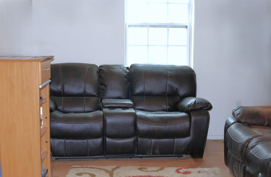 More Photos Of 404 3rd St, Capitan Flex For Sale