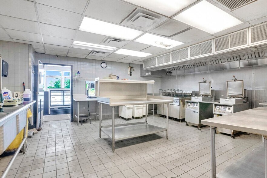 More Photos Of 9710 E Colonial Dr, Orlando Fast Food For Sale
