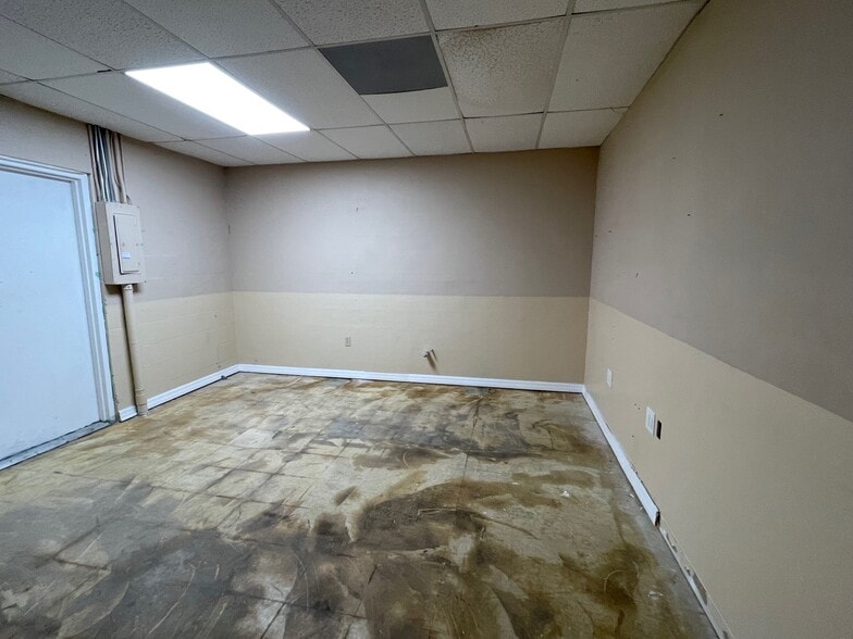 More Photos Of 1410 Commerce Blvd, Sarasota Flex For Lease