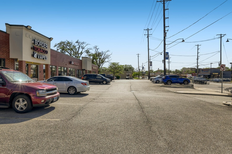 More Photos Of 110-154 W Irving Park Blvd, Bensenville General Retail For Lease