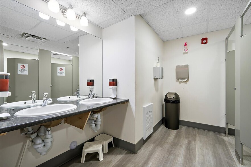 More Photos Of 9241-9249 50th St NW, Edmonton Showroom For Sale