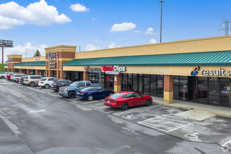 More Photos Of 1370 Veterans Pky, Clarksville Restaurant For Lease