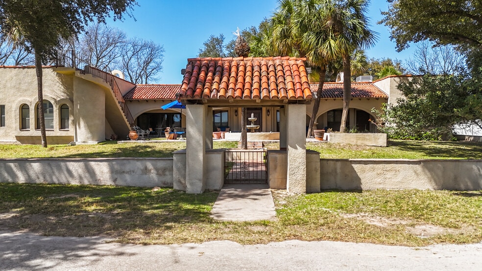 Primary Photo Of 505 Gilchrist Ln, Del Rio Specialty For Sale