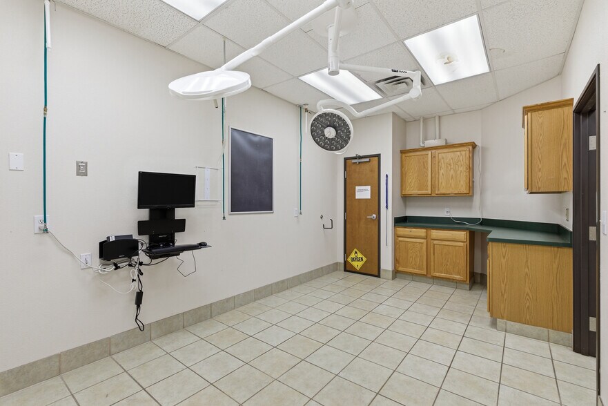 More Photos Of 1695 S State Highway 121, Lewisville Veterinarian Kennel For Lease