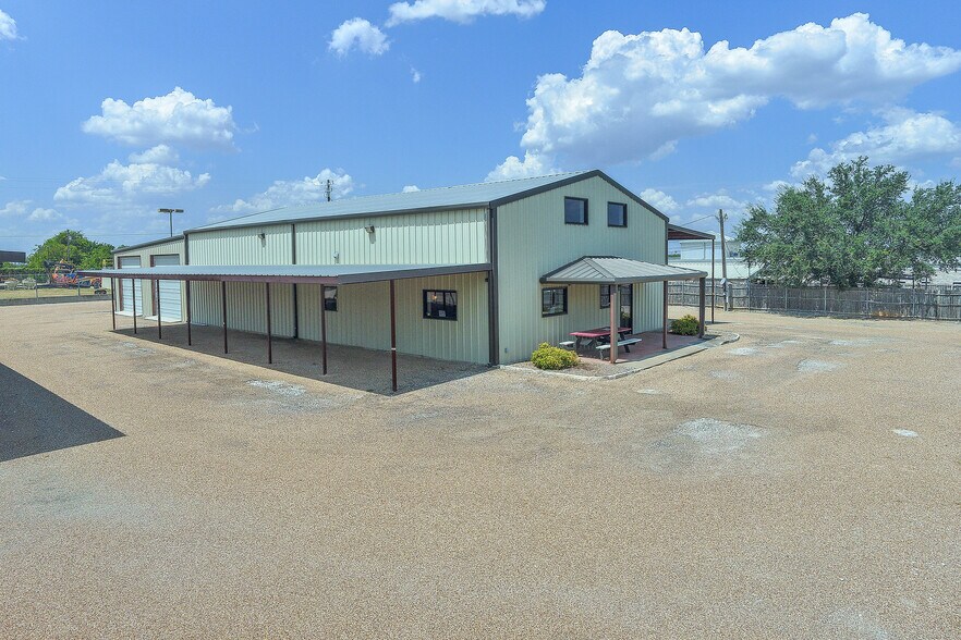 More Photos Of 202 Daisy Dr, Granbury Manufacturing For Sale