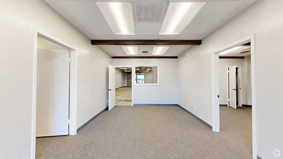 More Photos Of 1100-1120 Luke St, Irving Unknown For Lease