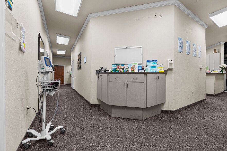 More Photos Of 1115 Kinwest Pky, Irving Medical For Lease