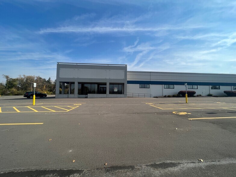 More Photos Of 3065 Union Rd, Orchard Park Freestanding For Lease
