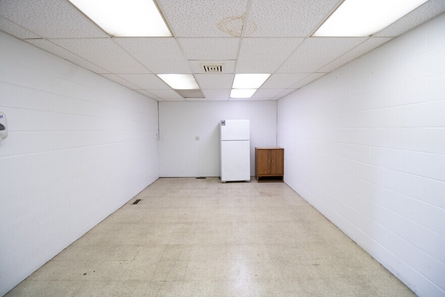 More Photos Of 946 S State Road 32, Union City Manufacturing For Lease