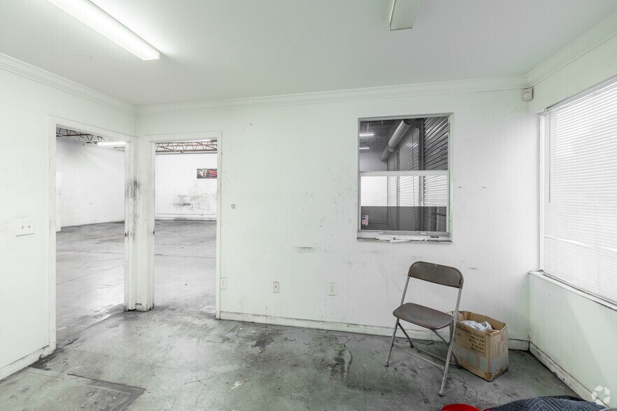 More Photos Of 1620-1646 SE Village Green Dr, Port, Port Saint Lucie Warehouse For Lease