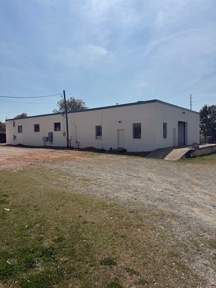 More Photos Of 4903 Rozzelles Ferry Rd, Charlotte Warehouse For Lease