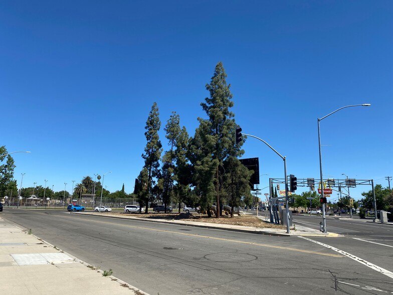 More Photos Of 75 N Blackstone Ave, Fresno Land For Lease