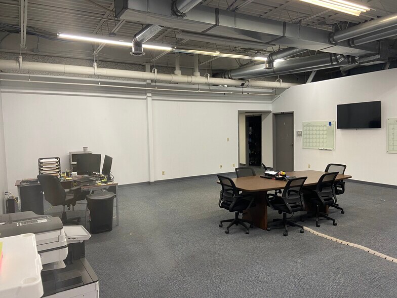 More Photos Of 3821 Industrial Blvd, Indianapolis Light Distribution For Sale