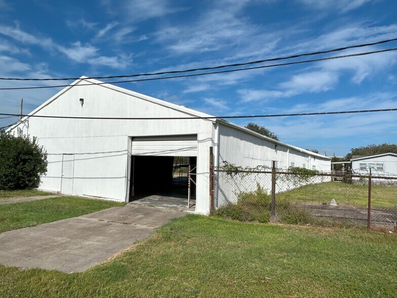 More Photos Of 601 Lily St, Corpus Christi Warehouse For Lease