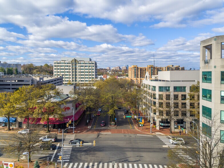 More Photos Of 2700 S Quincy St, Arlington Office For Lease