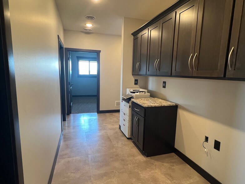 More Photos Of 20021 Edison Cir, Clearwater Warehouse For Lease