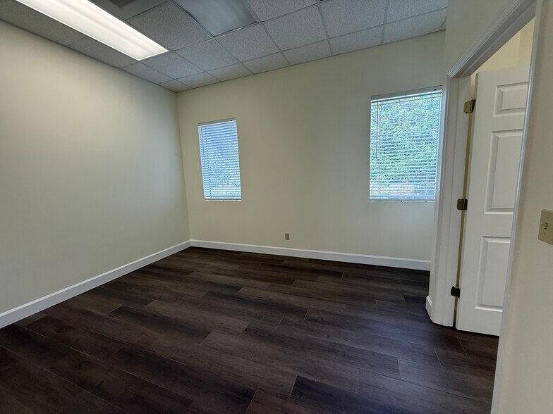 More Photos Of 104 La Costa Ln, Daytona Beach Office Residential For Lease