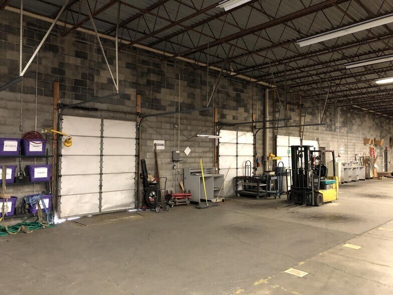 More Photos Of 375 Commerce Dr, Buffalo Distribution For Lease