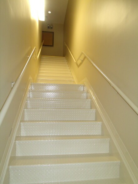 More Photos Of 411 Holmes St, Frankfort Light Distribution For Sale