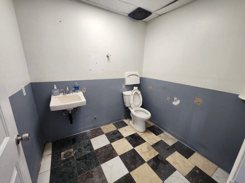 More Photos Of 2070 N King St, Honolulu Freestanding For Lease