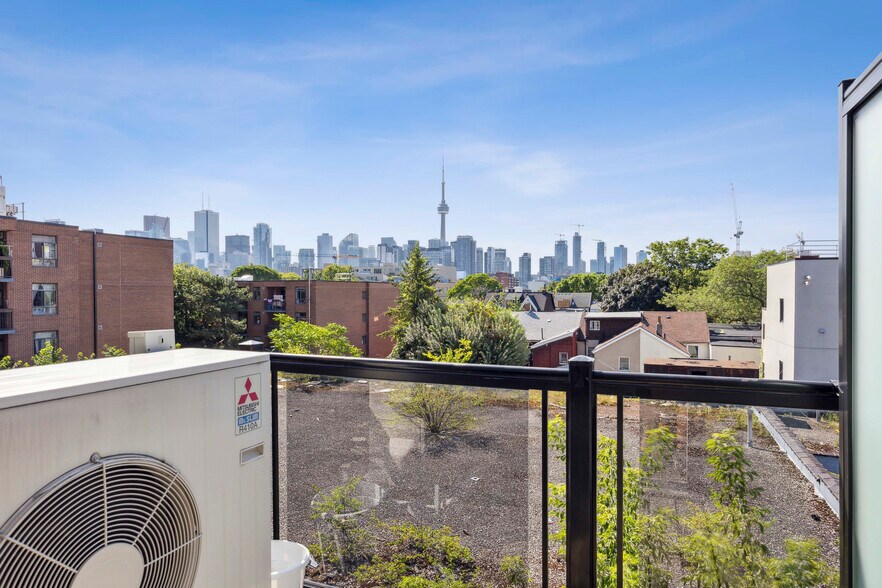 More Photos Of 335 College St, Toronto Apartments For Sale