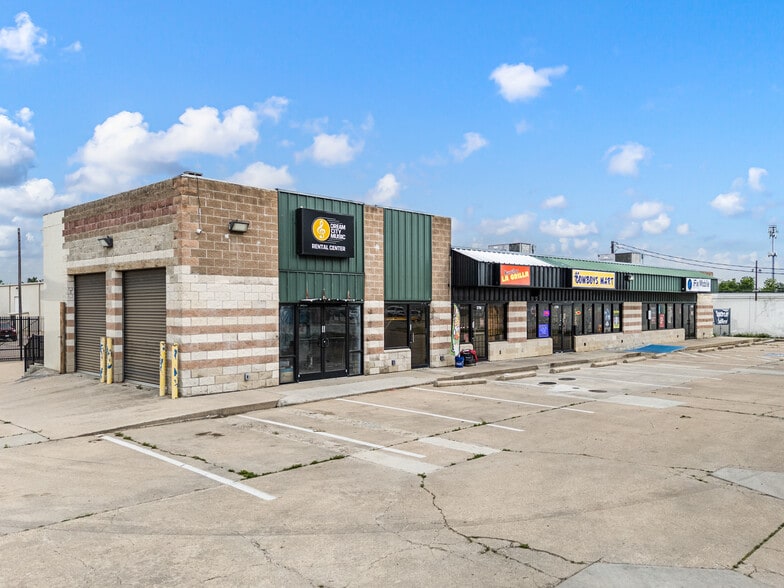 More Photos Of 2712-2720 W Division St, Arlington Storefront Retail Office For Sale