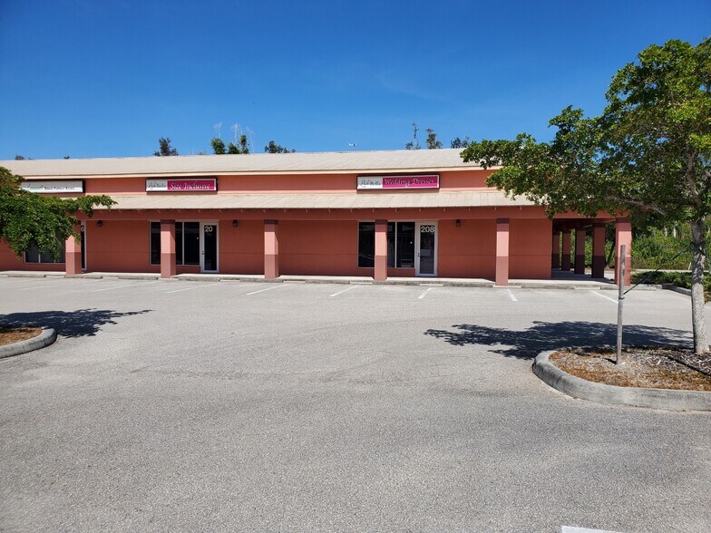More Photos Of 10650 Metro Pky, Fort Myers Showroom For Lease