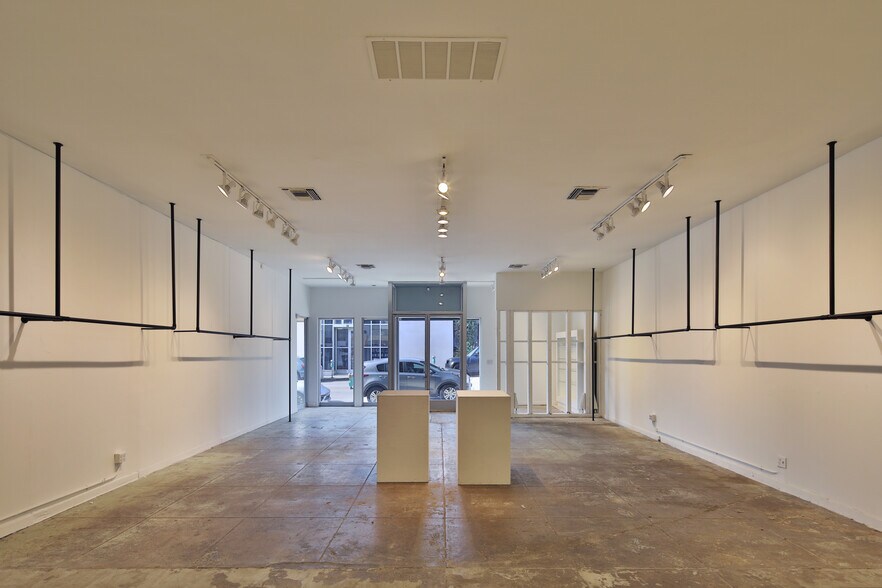 More Photos Of 638-644 N Robertson Blvd, West Hollywood General Retail For Lease