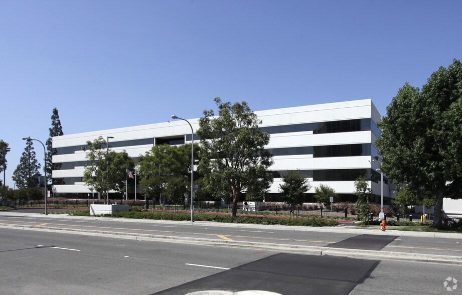 Primary Photo Of 4000 W Metropolitan Dr, Orange Office For Sale
