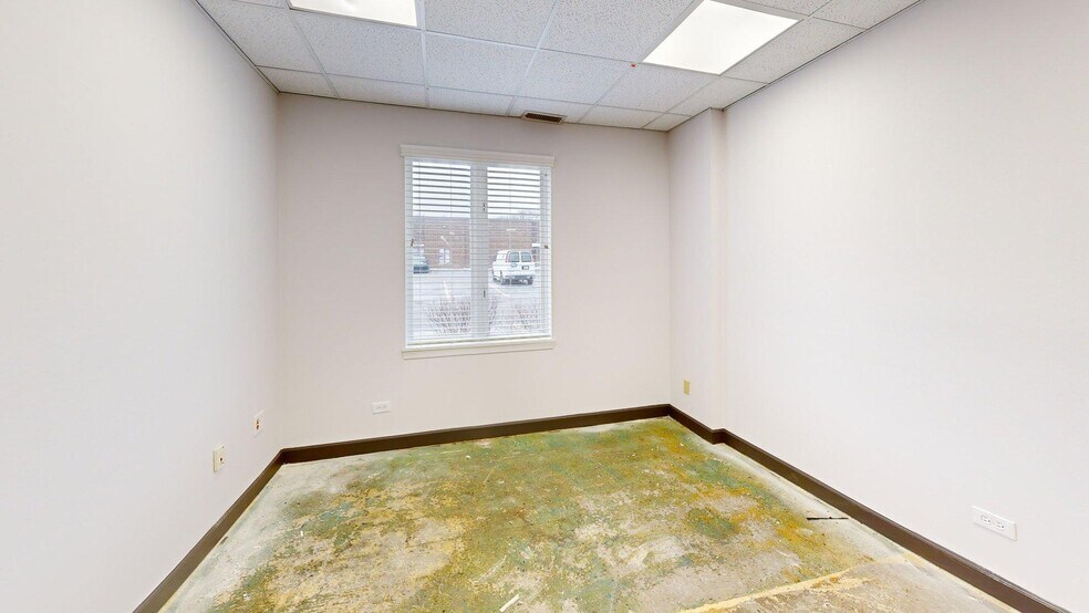 More Photos Of 271-285 E Helen Rd, Palatine Light Distribution For Sale