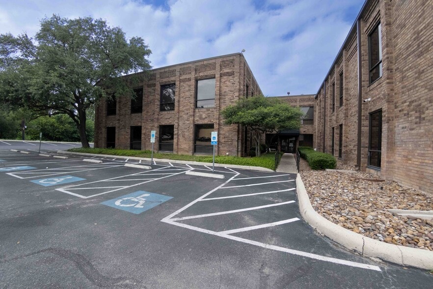 More Photos Of 2929 Mossrock Dr, San Antonio Office For Lease