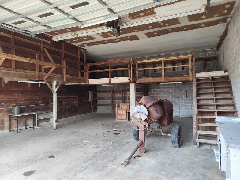 More Photos Of 24380 Hollywood Rd, Hollywood Flex For Lease