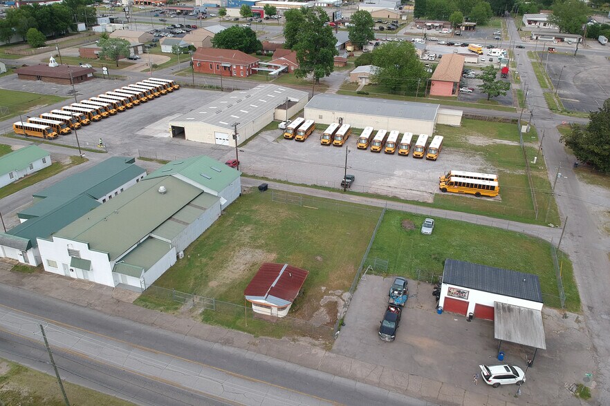 More Photos Of 515 S Noble St, Anniston Light Distribution For Sale