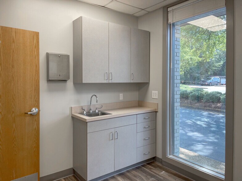 More Photos Of 1968 North Ave, Columbus Medical For Lease