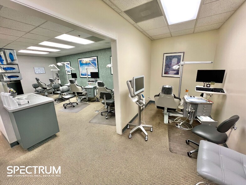 More Photos Of 23206 Lyons Ave, Santa Clarita Medical For Sale