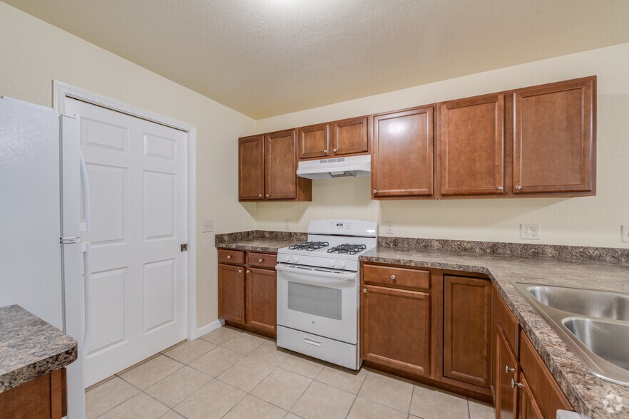 More Photos Of 816 Marquette Ave, Muskegon Apartments For Sale