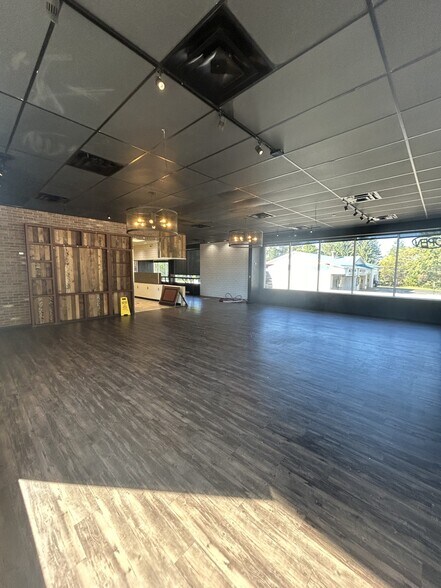 More Photos Of 380 E Division St NE, Rockford Fast Food For Sale