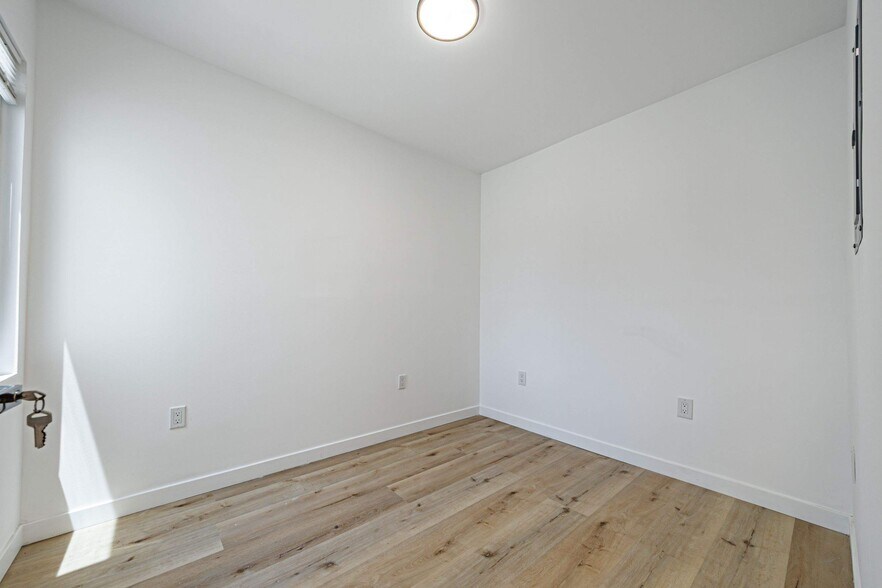 More Photos Of 4626 Wall St, Los Angeles Apartments For Sale