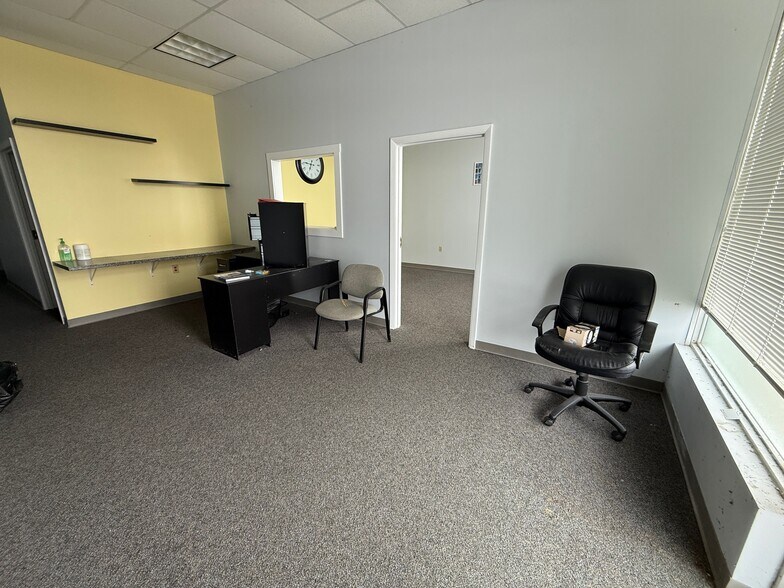 More Photos Of 1089-1097 W Locust St, Wilmington Unknown For Lease