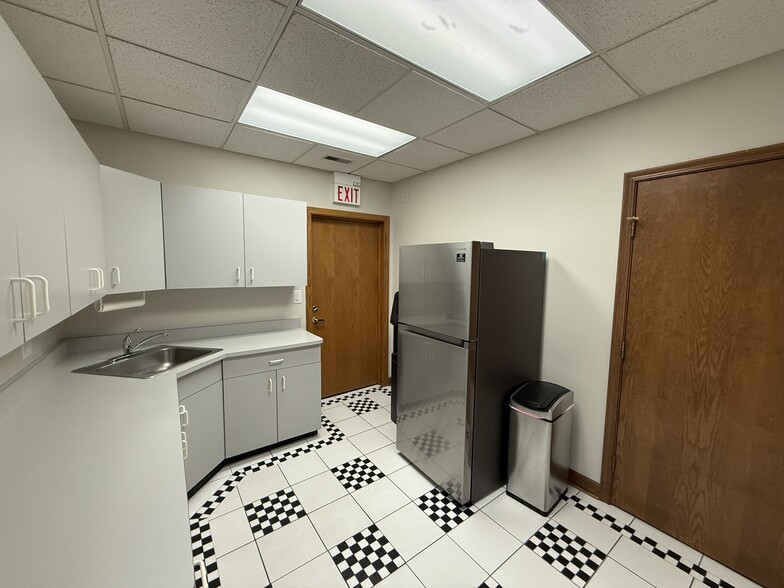 More Photos Of 28085 N Ashley Cir, Libertyville Medical For Sale