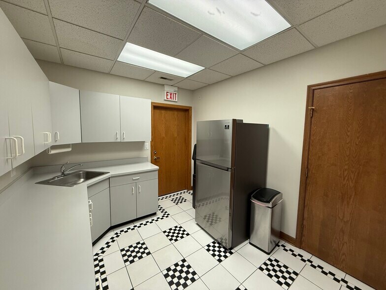 More Photos Of 28085 N Ashley Cir, Libertyville Medical For Sale