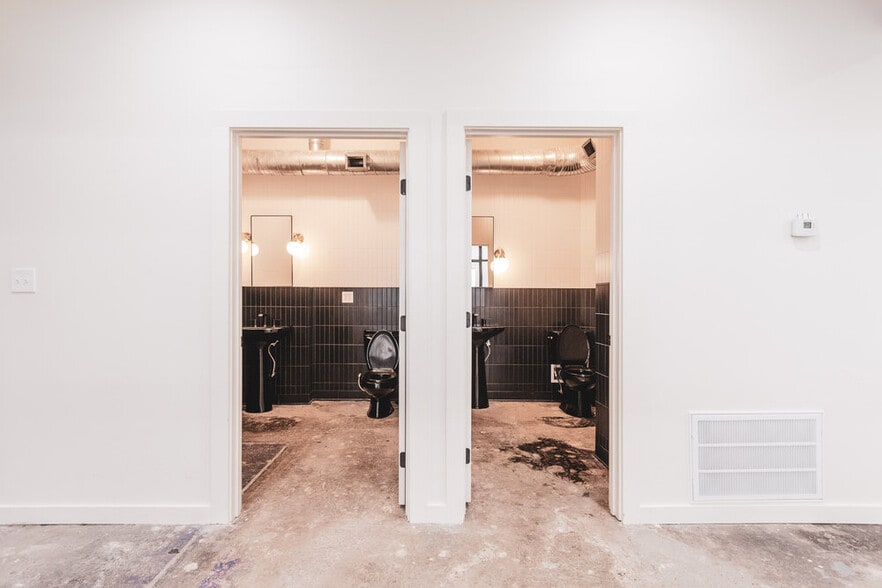 More Photos Of 1537 Singleton Blvd, Dallas Office For Lease