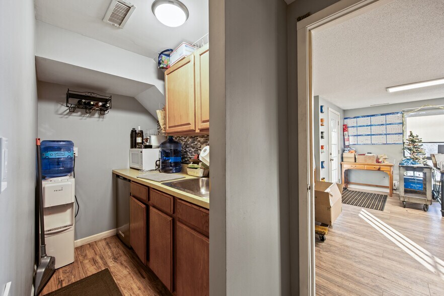 More Photos Of 292 Roosevelt Dr, Seymour Garden Center For Lease