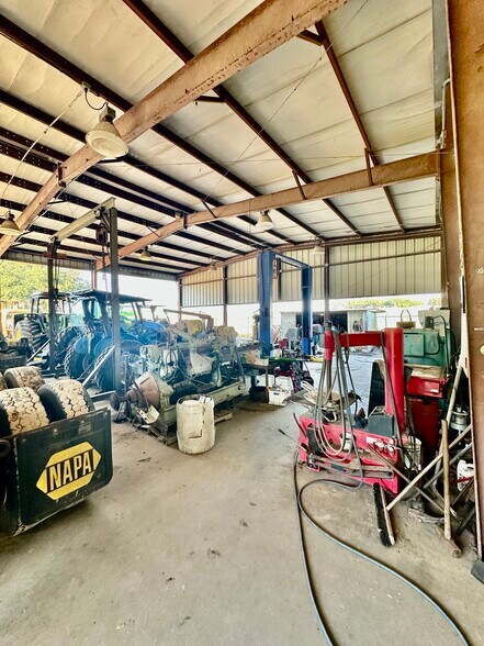 More Photos Of 465 E Collins St, Umatilla Light Manufacturing For Lease