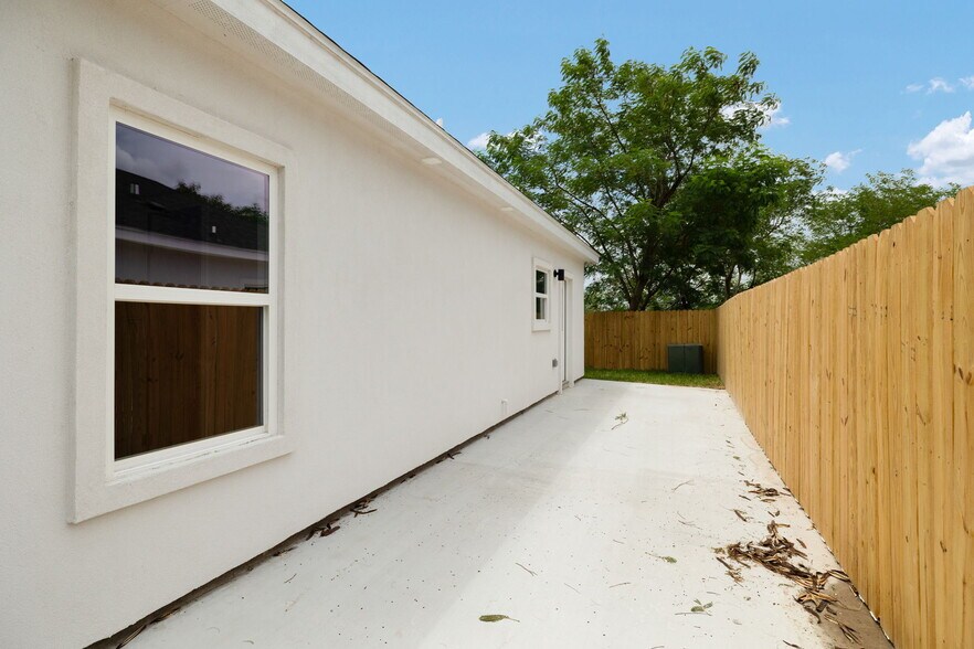 More Photos Of 416 E Acacia St, Alamo Multifamily For Sale