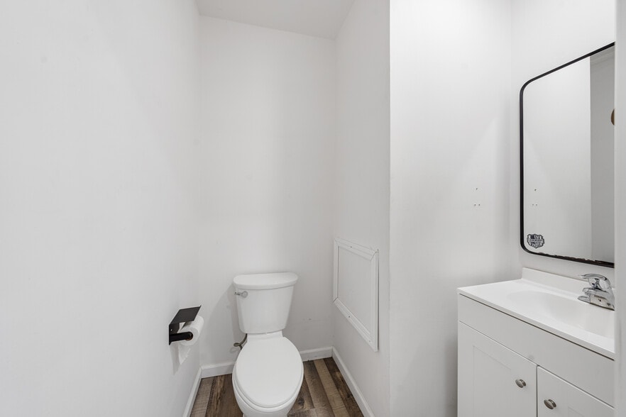 More Photos Of 40 Amboy Rd, Old Bridge Flex For Sale